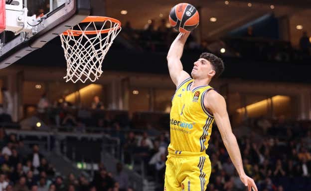 Gabriele Procida hace un mate en Euroliga.  GETTY IMAGES