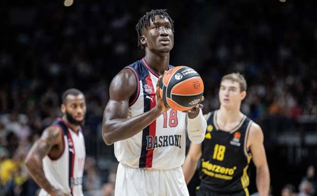 Khalifa Diop en un partido de Euroliga con Baskonia.  GETTY IMAGES