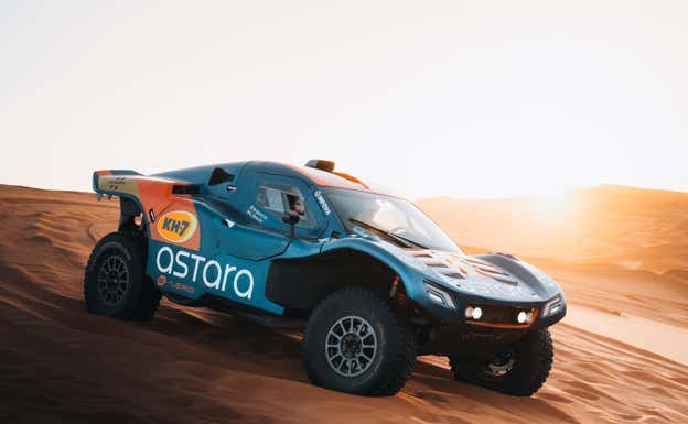 Laia Sanz y Maurizio Gerini, con el Astara 02 Concept en Marruecos.  Astara