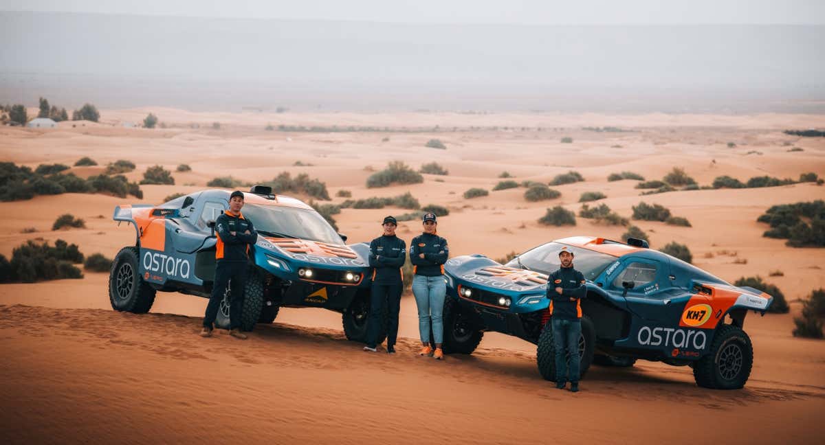 El equipo Astara Team para el Dakar 2024, con Laia Sanz y Patricia Pita./Astara