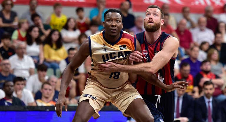 Jordan Sakho, de UCAM Murcia, y Matt Costello, de Baskonia.