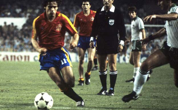 López Ufarte, con Gordillo de fondo, en un partido de la Selección contra Alemania.  Efe