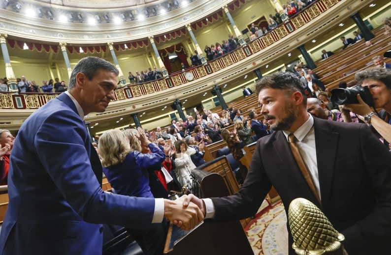 El «partido a partido» de Gabriel Rufián y el recado a Luis Figo: «Pagar, aplazar y consultar tus deudas»