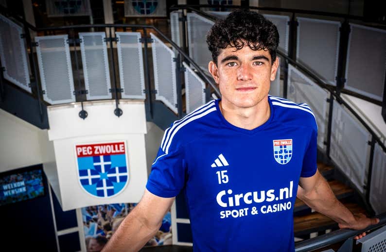 Anselmo Mac Nulty, el central mitad sevillano y mitad irlandés que gusta en el Brujas