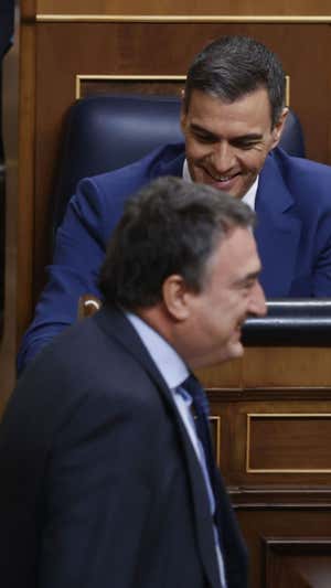 Pedro Sánchez con Esteban en primer plano. Efe