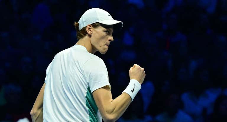 Jannik Sinner celebra un punto durante su partido ante Rune en las ATP Finals.