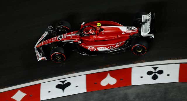 Ferrari domina en Las Vegas con Fernando Alonso al acecho tras el esperpento del primer día