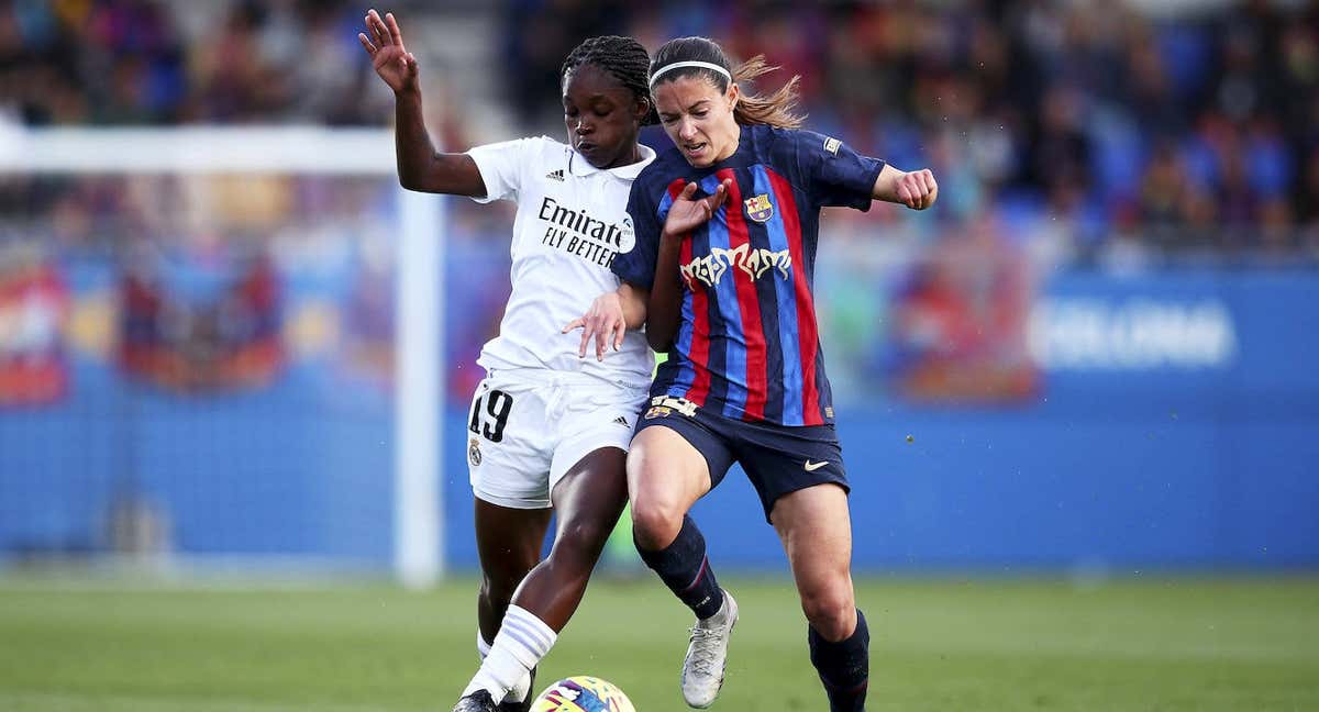 Linda Caicedo y Aitana Bonmatí luchan por el balón en el Clásico pasado. /Getty