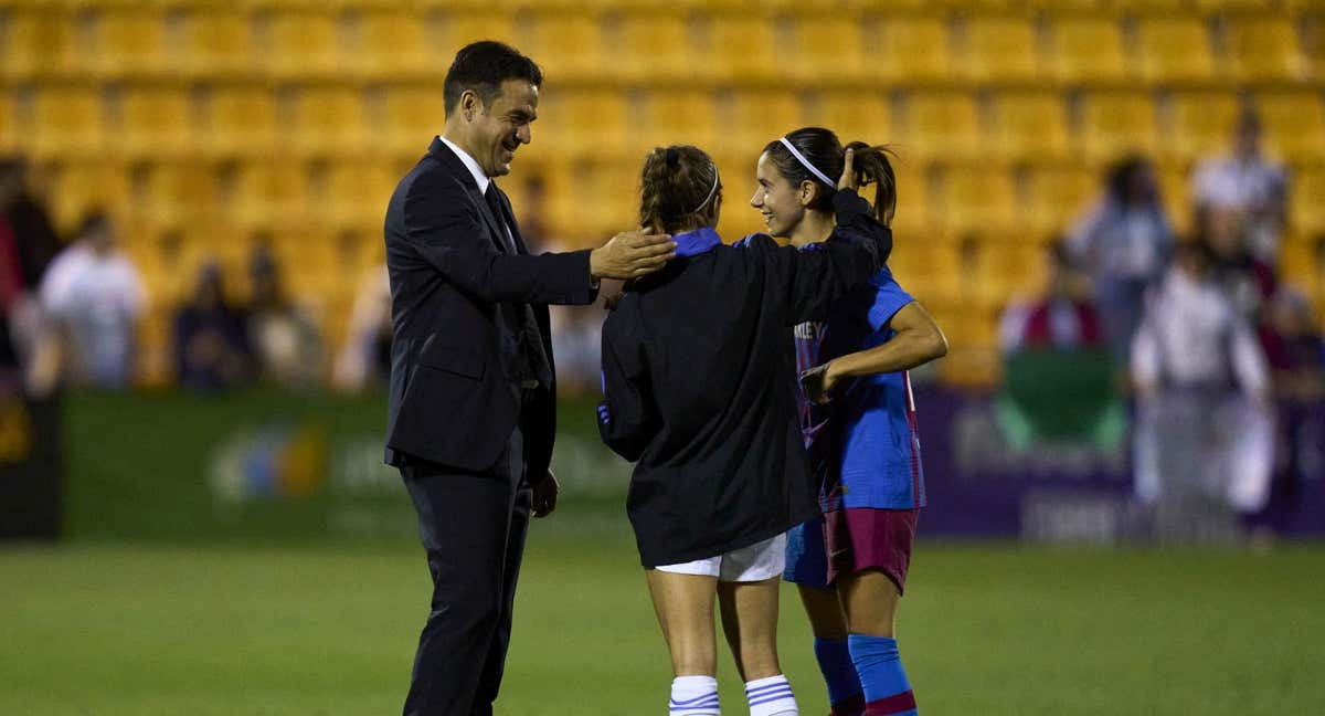 Alberto Toril y Maite Oroz, del Real Madrid, hablan con Aitana Bonmatí, del Barça, tras un Clásico. /GETTY