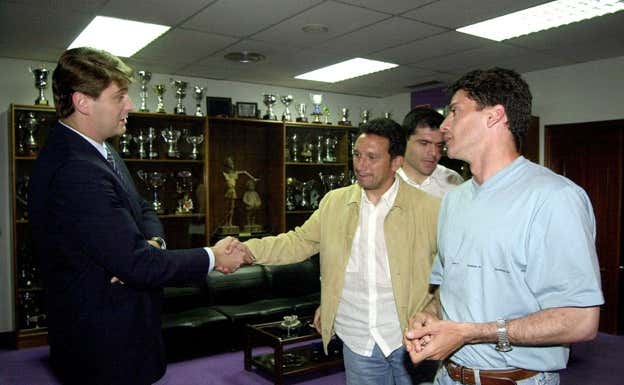 Carlos Suárez, en 2001, saluda a Eusebio Sacristán nada más llegar al Real Valladolid.  MARTA CACHO