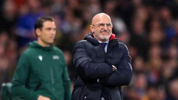 Luis de la Fuente, seleccionador de España, con cara de disconformidad en un partido. /GETTY