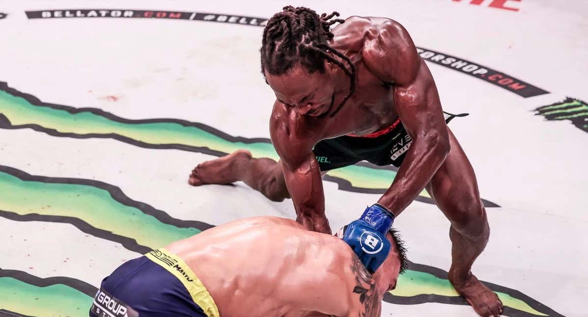 Jason Jackson noquea a Yaroslav Amosov durante Bellator 301./Bellator MMA