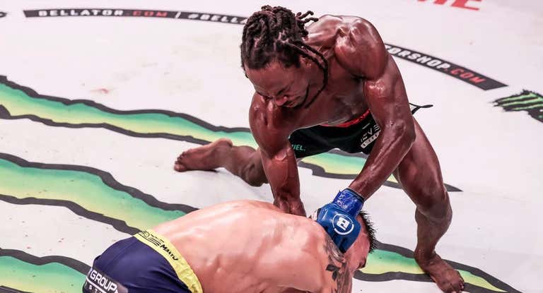 Jason Jackson noquea a Yaroslav Amosov durante Bellator 301.