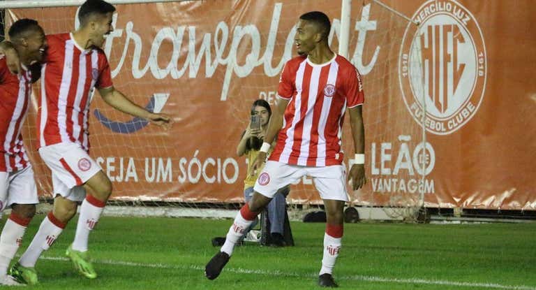 Leozinho celebra un gol con el Hercílio Luz FC.