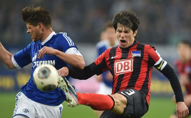 Levan, con la camiseta del Hertha, despeja un balón ante la posición de Huntelaar.  GETTY