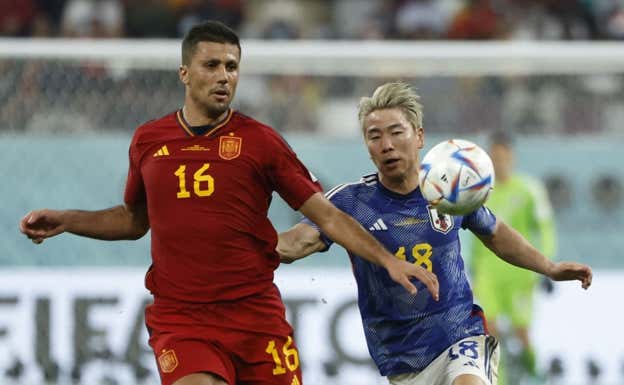 Rodri, en el Mundial de Qatar, ante Takuma Asano, en el partido ante Japón y donde jugó como central. AFP