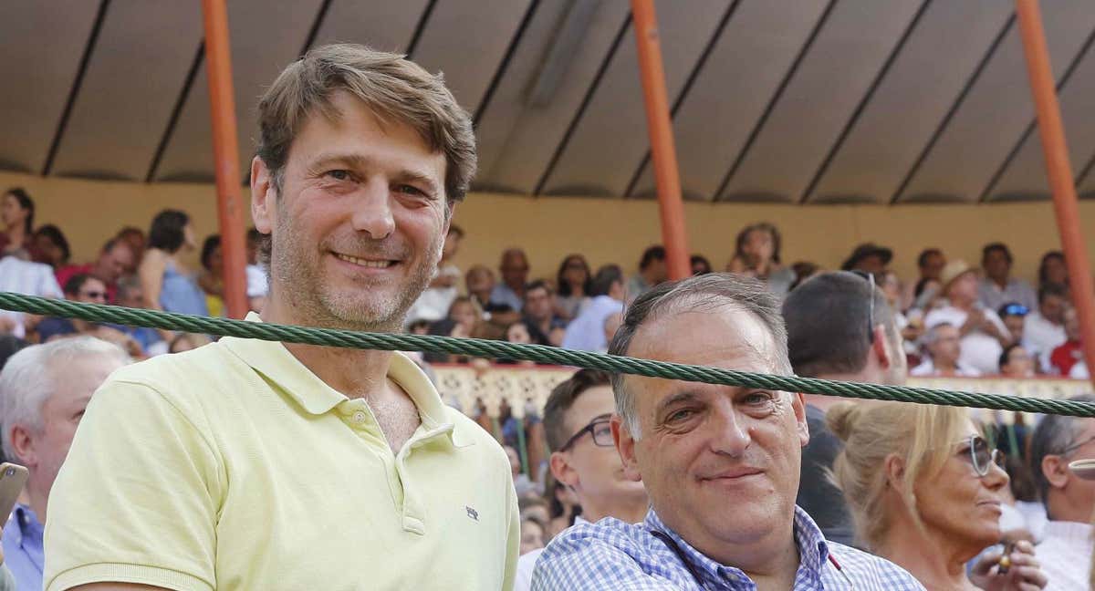 Carlos Suárez y Javier Tebas, en una foto de archivo en los toros. /