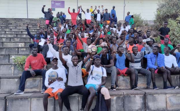 Younousse Diop, junto a un grupo de inmigrantes llegados en patera.