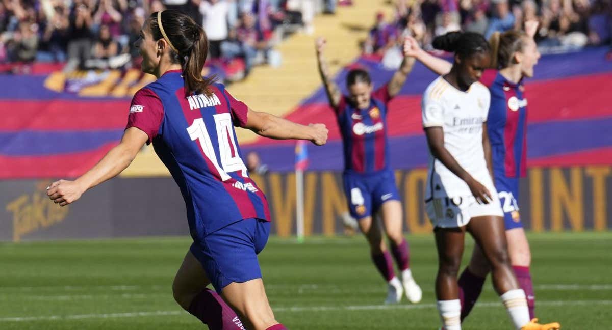 Las dos caras del Clásico: Aitana, Mapi y Keira Walsh, del Barça, celebran el 1-0 mientras Linda Caicedo, del Real Madrid, camina cabizbaja. /EFE