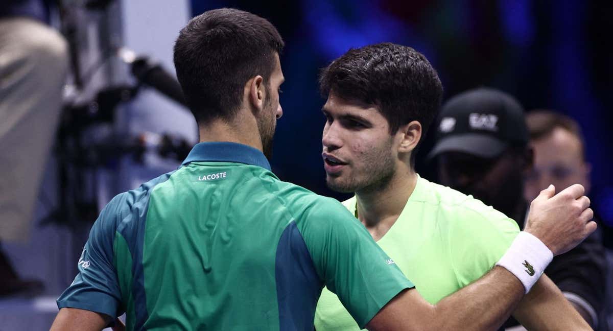 Carlos Alcaraz saluda a Novak Djokovic tras las semifinales de las ATP Finals. /REUTERS