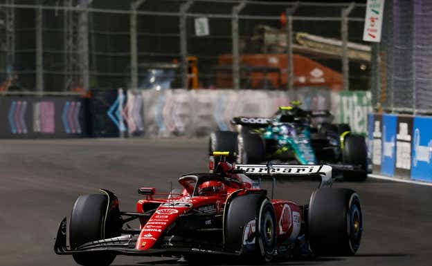 Carlos Sainz y Fernando Alonso, durante la carrera del GP de Las Vegas.  AFP