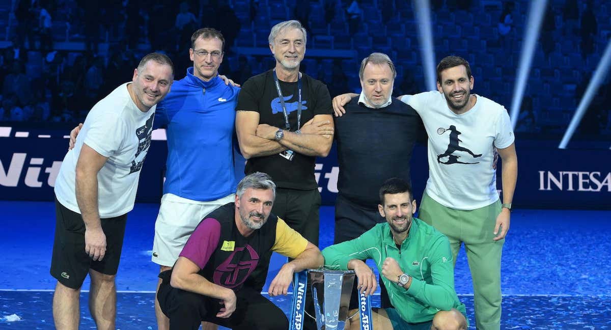 Djokovic, con su equipo./EFE