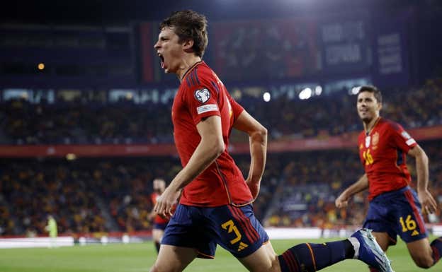 Le Normand marcó el primer gol del partido en el minuto 3.  REUTERS