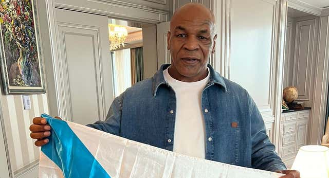 ¿Cómo llegó a Mike Tyson una bandera de Galicia?: la foto viral que surgió tras una reunión fallida