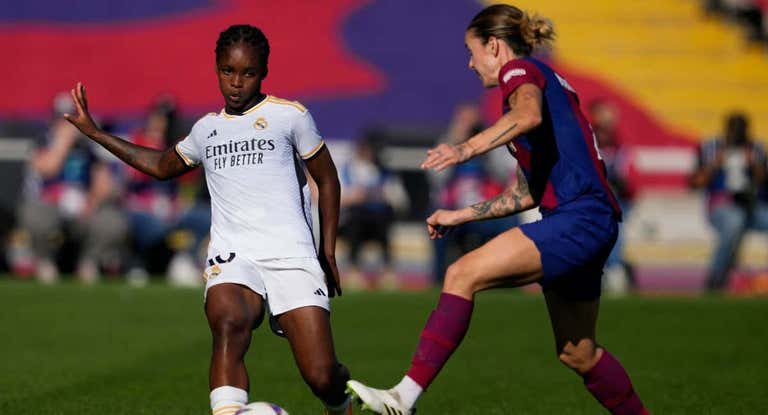 Linda Caicedo contra Mapi León.