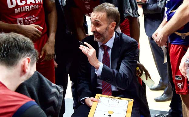 Sito Alonso durante un tiempo muerto en un partido de ACB. EFE