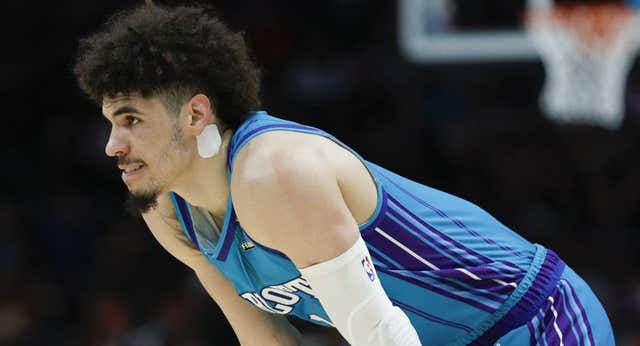 La razón oculta (y normativa) por la que una estrella de la NBA lleva un esparadrapo bajo la oreja