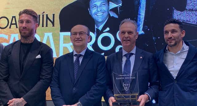 El Sevilla homenajea a Joaquín Caparrós con el ‘Banquillo de Oro’: «Pude cometer adulterio con el Betis»