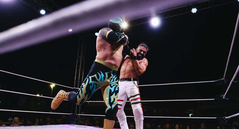 Cinta de Oro y Andrade, durante su primer combate por el IOCW Championship.