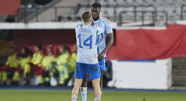 La Sub-21 empata con polémica, apagón y gol de Omorodion y se acerca al Europeo