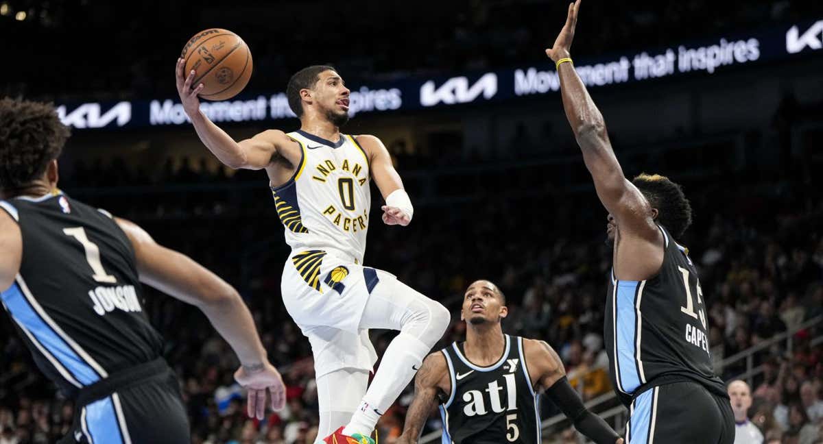 Haliburton penetra a canasta ante la mirada atenta de medio equipo de los Hawks.