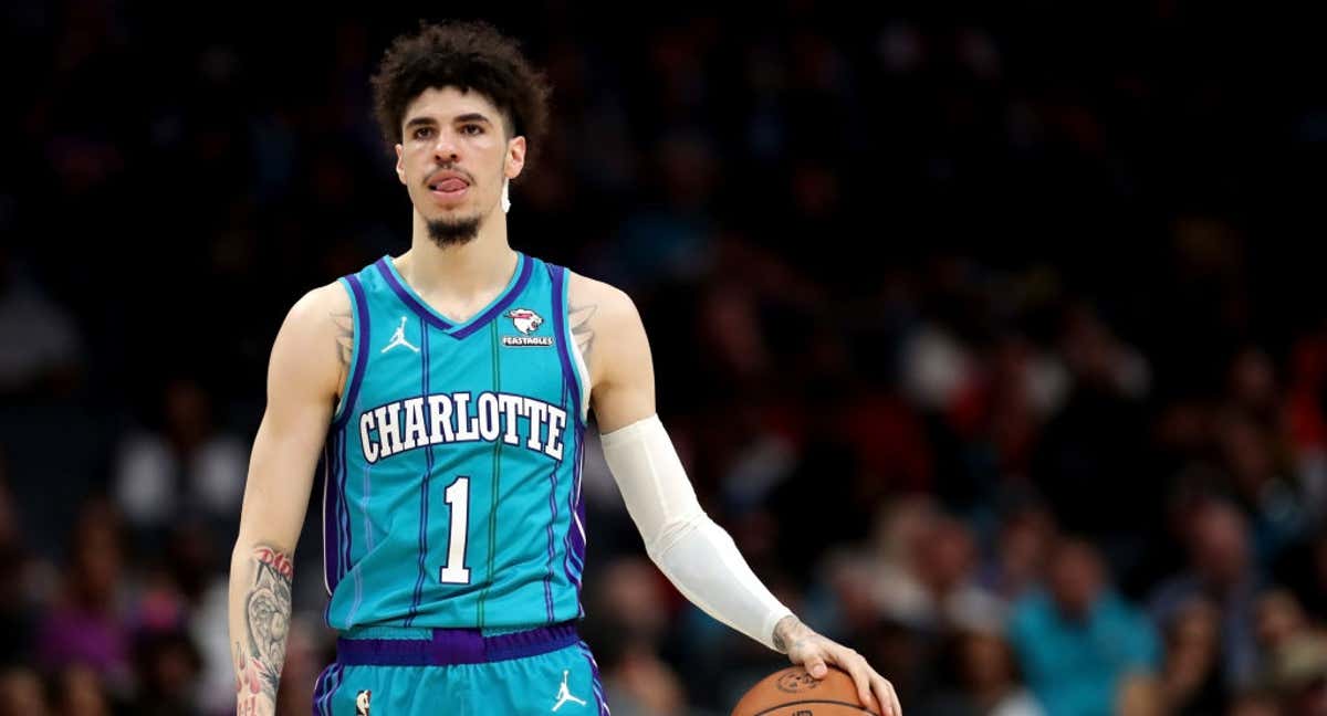 Lamelo Ball con el balón durante el partido frente a los Boston Celtics/ GETTY IMAGES