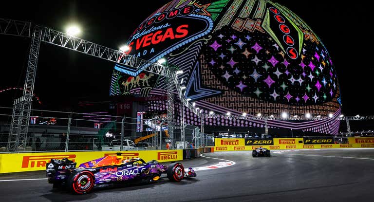 Max Verstappen con su Red Bull en las calles de Las Vegas.