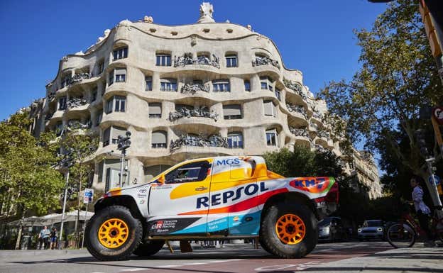El Toyota GR DKR T1+ de Isidre Esteve y Txema Villalobos, delante de la Casa Milà de Barcelona.  Mediagé