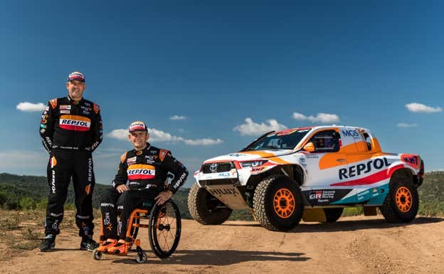 Isidre Esteve y Txema Villalobos, </p><p>con su Toyota Hilux GR DKR T1+ para el Rally Dakar 2024.  Mediagé