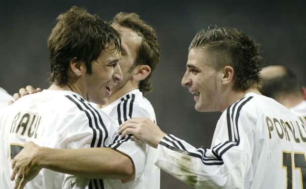 Portillo celebra con Raúl un gol del Real Madrid.  ABC