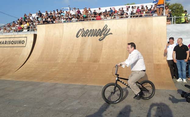 Abel Caballero montando en bici durante O Marisquiño.  Ayuntamiento de Vigo