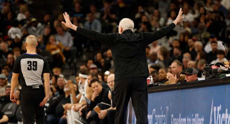 Gregg Popovich trata de callar al público de San Antonio.