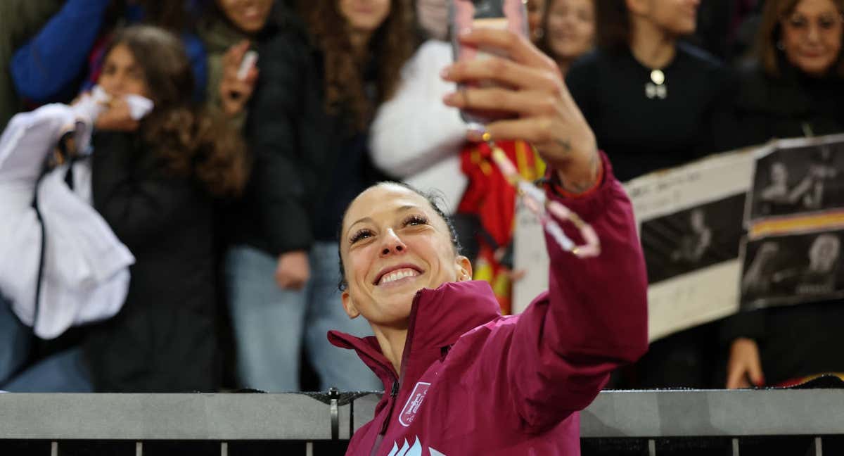 Jenni Hermoso se fotografía con los aficionados en un entrenamiento de la Selección. /Getty