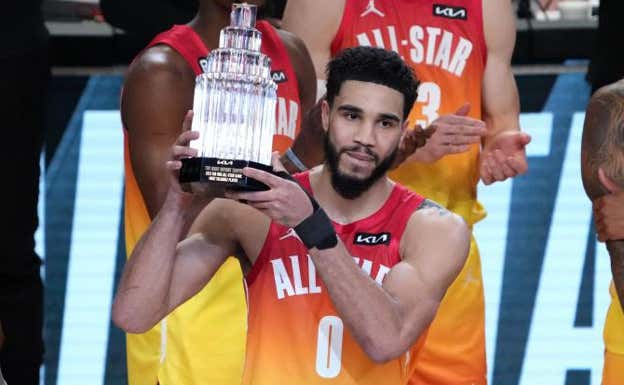 Jason Tatum con el MVP del All-Star. Reuters