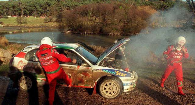 Luis Moya revive su día más amargo con Carlos Sainz 25 años después: «Me siguen recordando el ‘trata de arrancarlo’ cada semana»