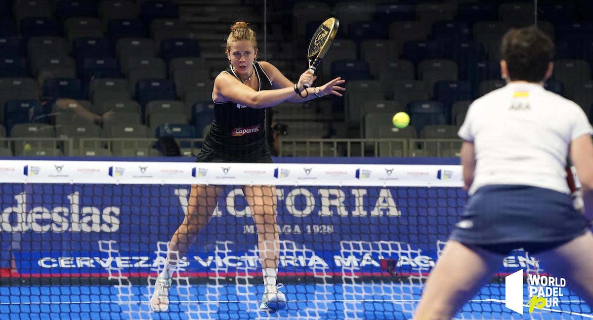 Marta Caparrós durante un remate en la red. /WORLD PADEL TOUR