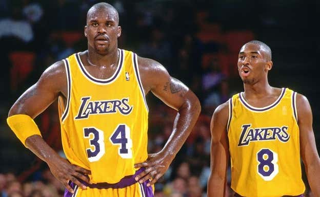 Shaquille O'Neal junto a Kobe Bryant. AFP
