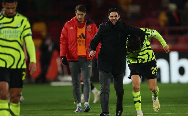 Arteta abraza a Havertz al término del encuentro.  AFP