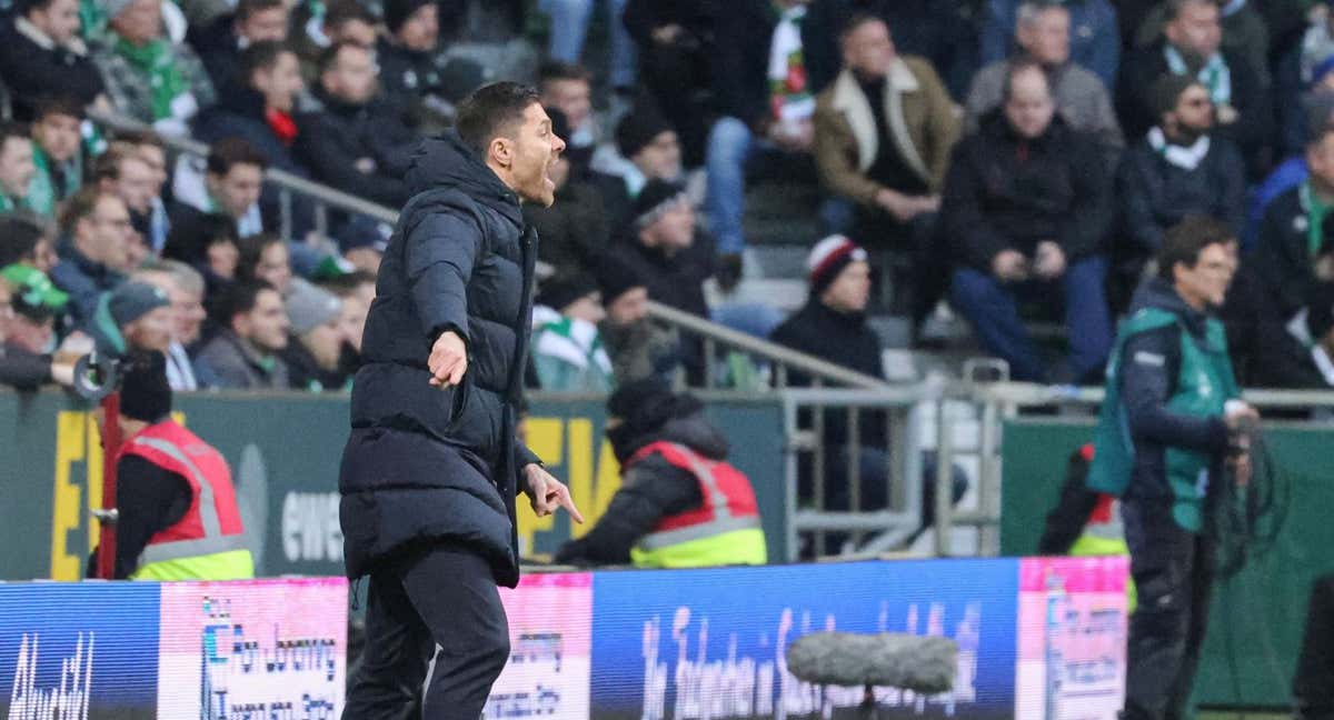 Xabi Alonso da órdenes durante el partido. /AFP