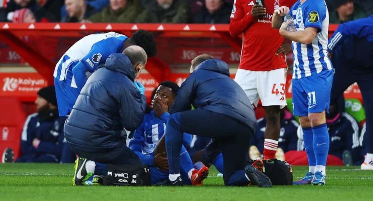 Ansu Fati, con los servicios médicos del Brighton tras caer lesionado.